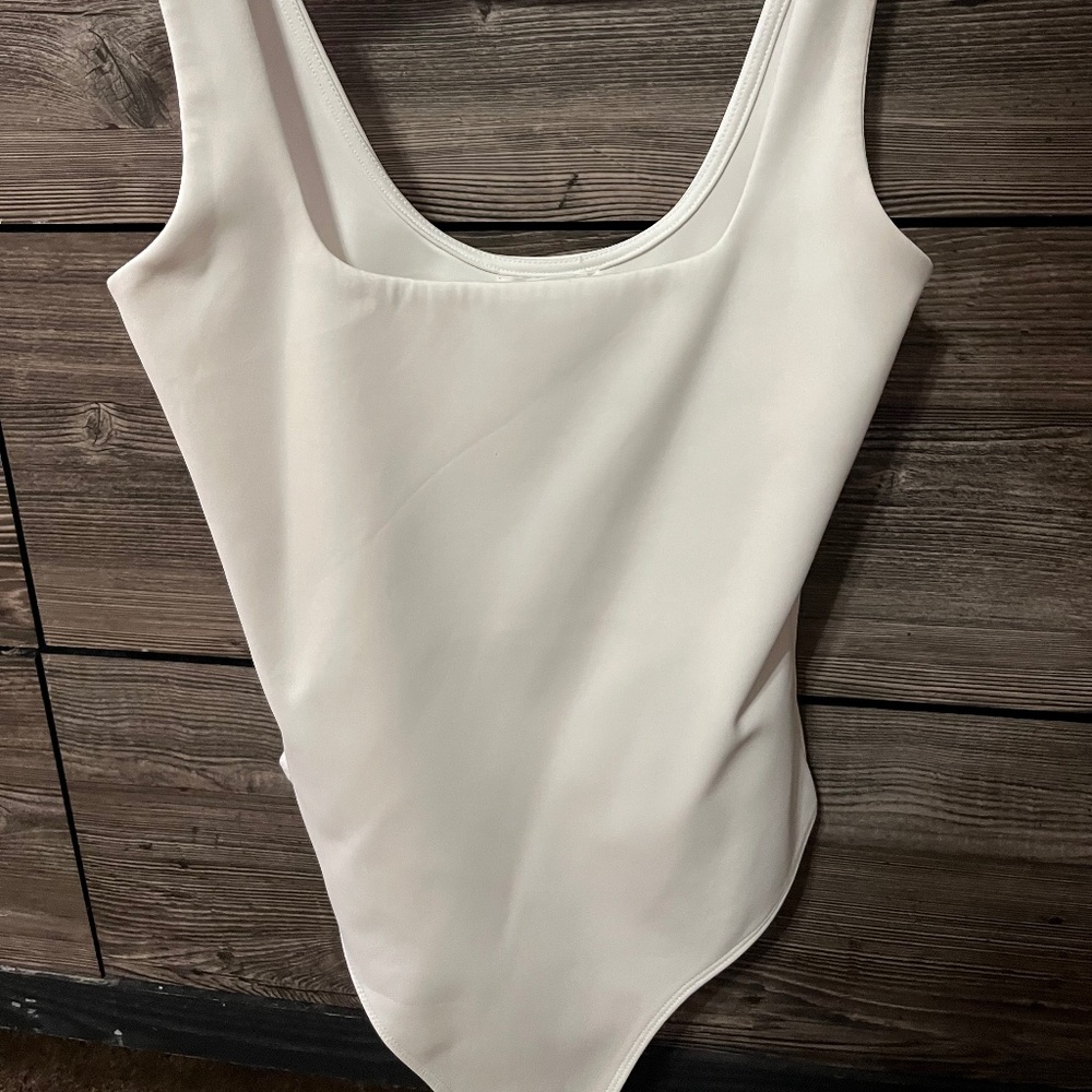 Good American cream body suit !